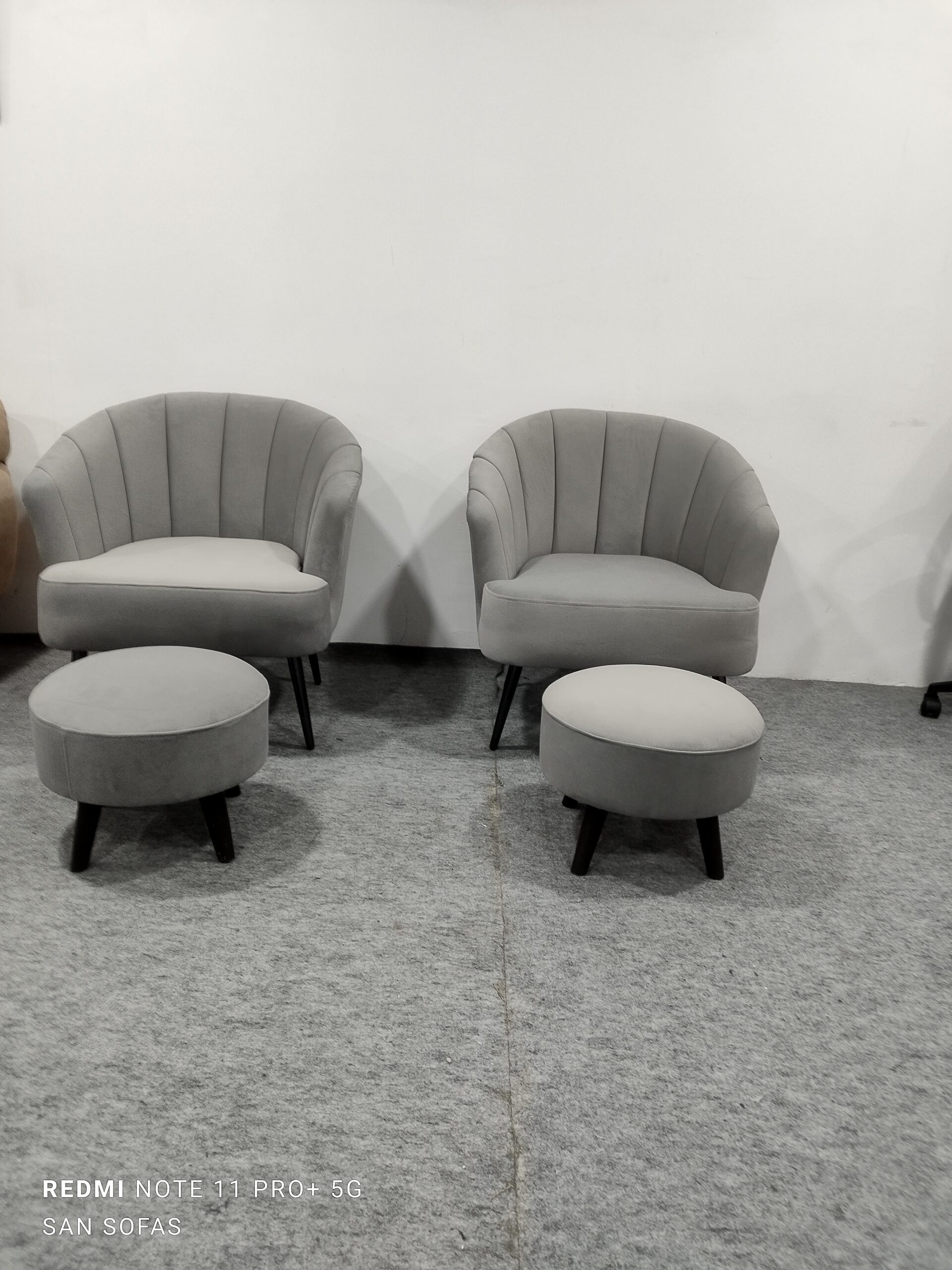 Accent chair with round shpae table in grey colour