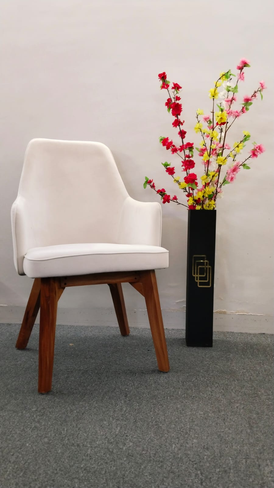 Elegant accent chair in white colour