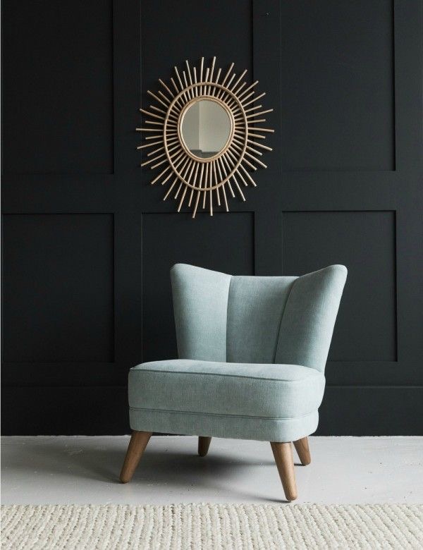 Vintage accent chair with woooden legs